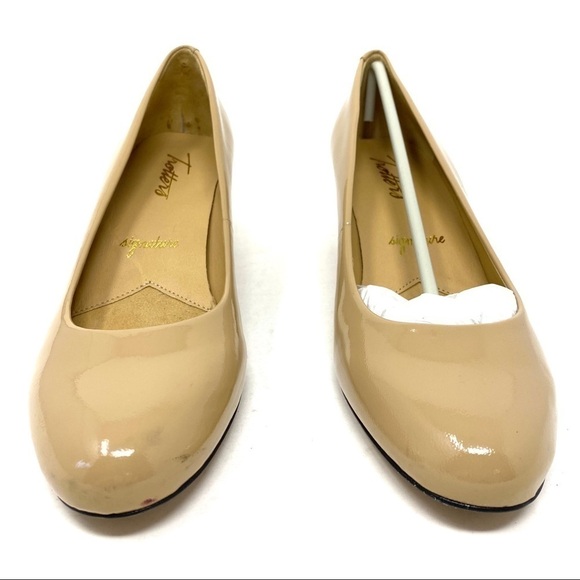 Trotters Penelope Nude Patent Leather pump NARROW - Picture 3 of 11